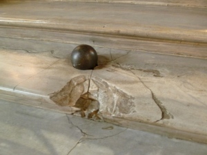 Embedded in the steps of the Great Hall of Galleria Colonna, this cannon ball dates back to the Risorgimento. 