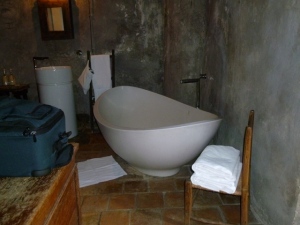 Deep soaking tub. Clearly not the type of plumbing one had 500 years ago. 