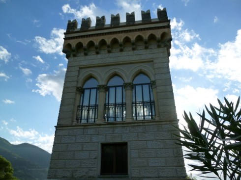 Tower above Monterosso, along the path. A residence? A hotel? Non lo so....