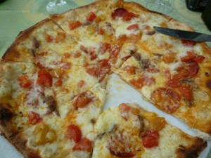Italians usually do not eat pizza for lunch. We have no such reluctance. This one with tomatoes, spicy salami, anchovies, mozzarella and pecorino.  