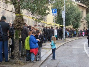 The crowd awaits entrance to Villa Taverna. Grazie a Dio there was no rain!