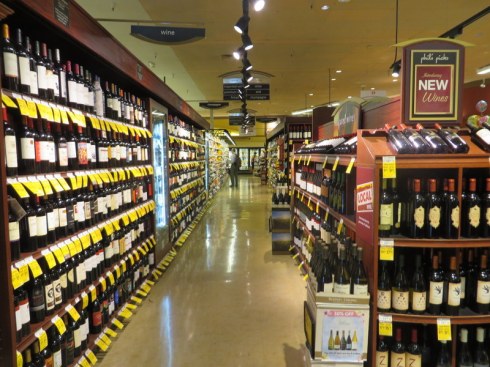The wine aisle in a Safeway store.  Una scelta imbarazzante!  (A     selection so grand it's embarrassing!)