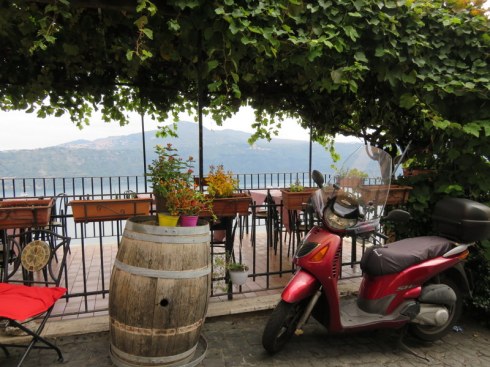 There are many restaurants that take advantage of the fine lake view. 