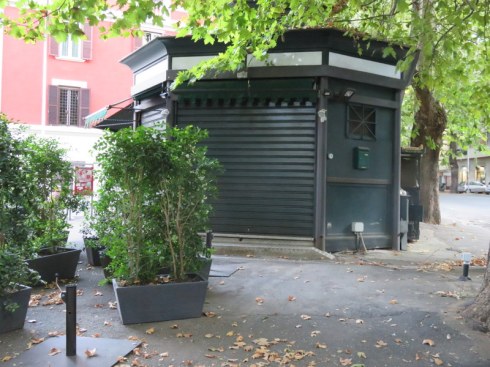 This is usually an attrative little aperitivo bar with umbrellas and vute tables, candles, etc. Not this month!