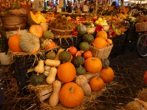 Ths bounty in the market in autumn.