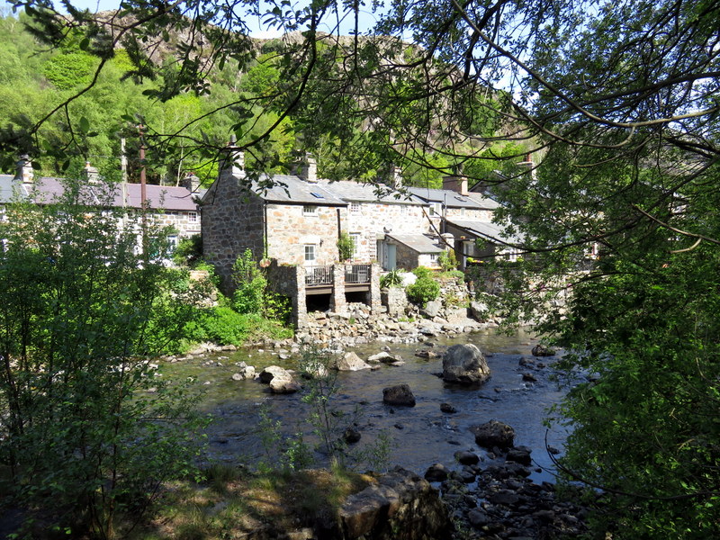 Houses in Beddgelert